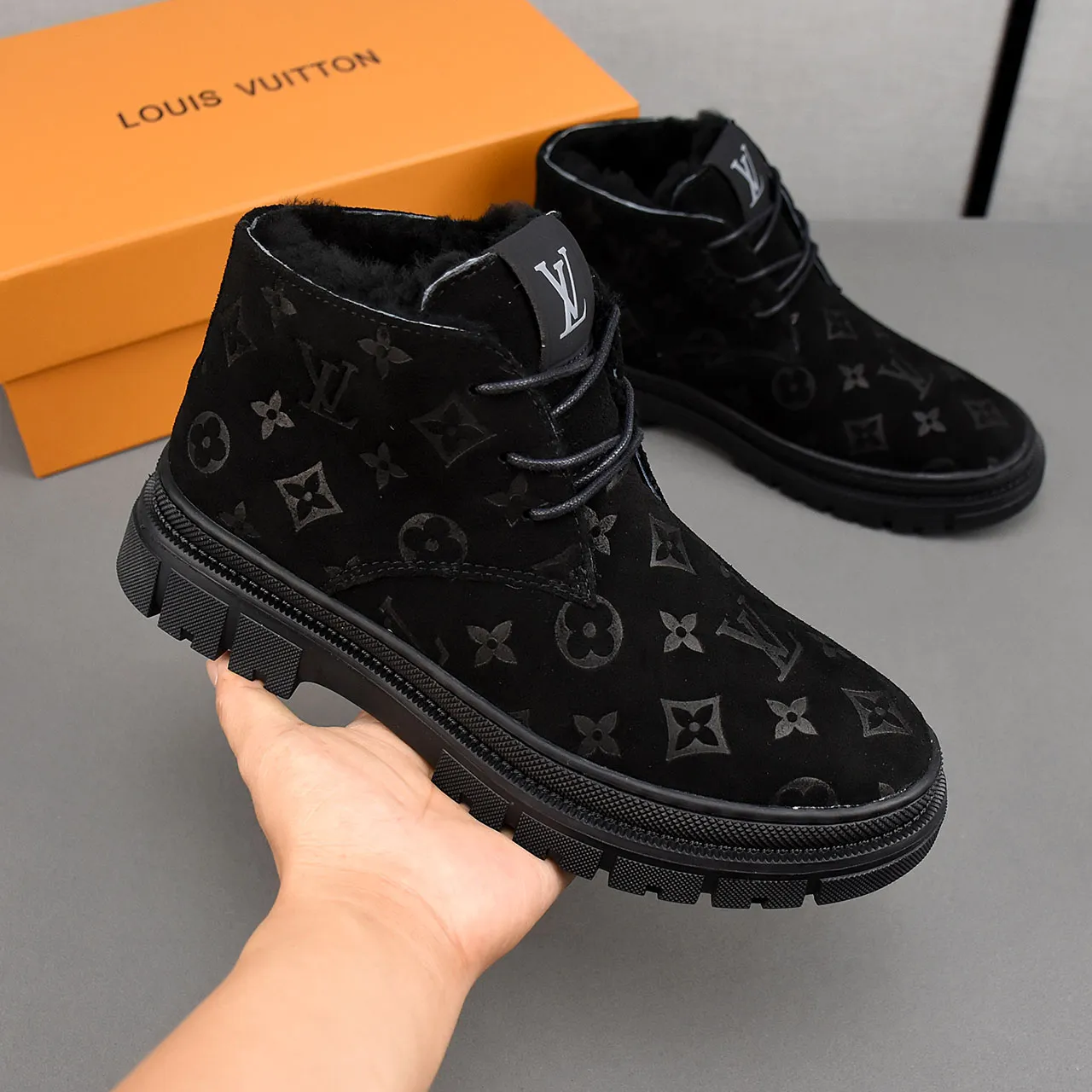 PP leather 230 gross 250👟👟👟LOUIS VUITTON LV donkey brand new thick-soled lace-up big-toe shoes men's casual shoes high-top short boots. These boots are made of waterproof nubuck to create a lightweight and comfortable shoe body. The trendy attitude of being both strong and soft makes it an everyday choice. ✔Upper: imported nubuck leather ✔Lining: sheepskin or wool ✔Outsole: molded outsole Size: 38-44